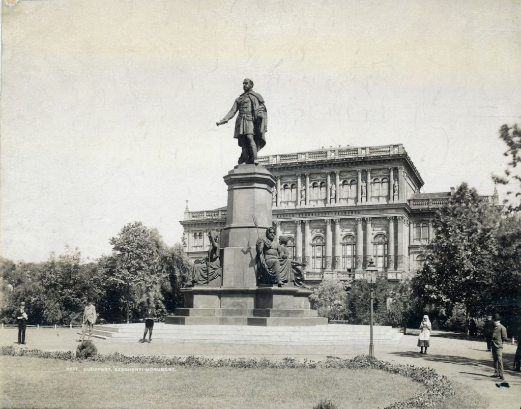 The palace of the Hungarian Academy of Sciences and the Széchenyi monument